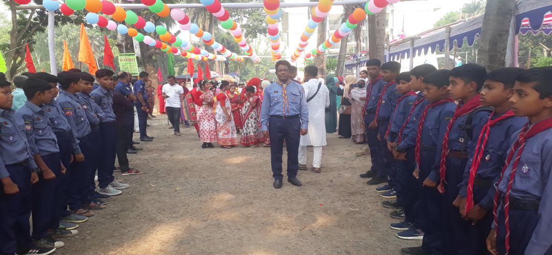 প্রধান শিক্ষকের সমন্বয়ে শহীদ মিনারে ফুল দেওয়া  